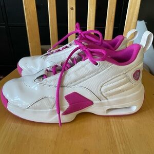 Nike Kids' Jordan Max Aura 6 Shoes - White / Fire Pink Size 6.5 Youth Basketball